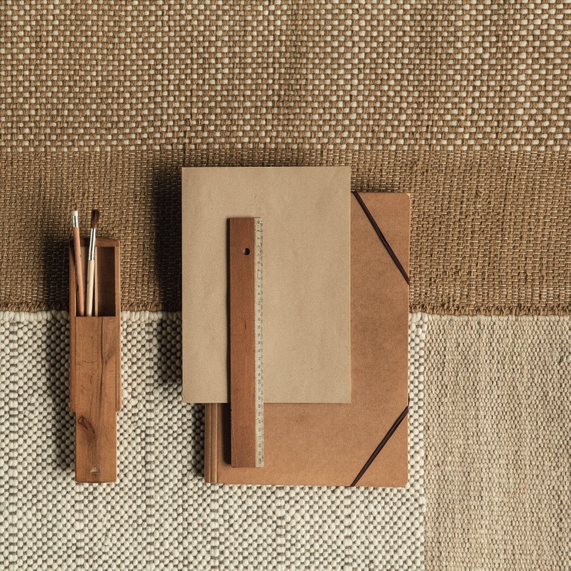 Nanimarquina TRES Ochre Teppich mit Schreibutensilien