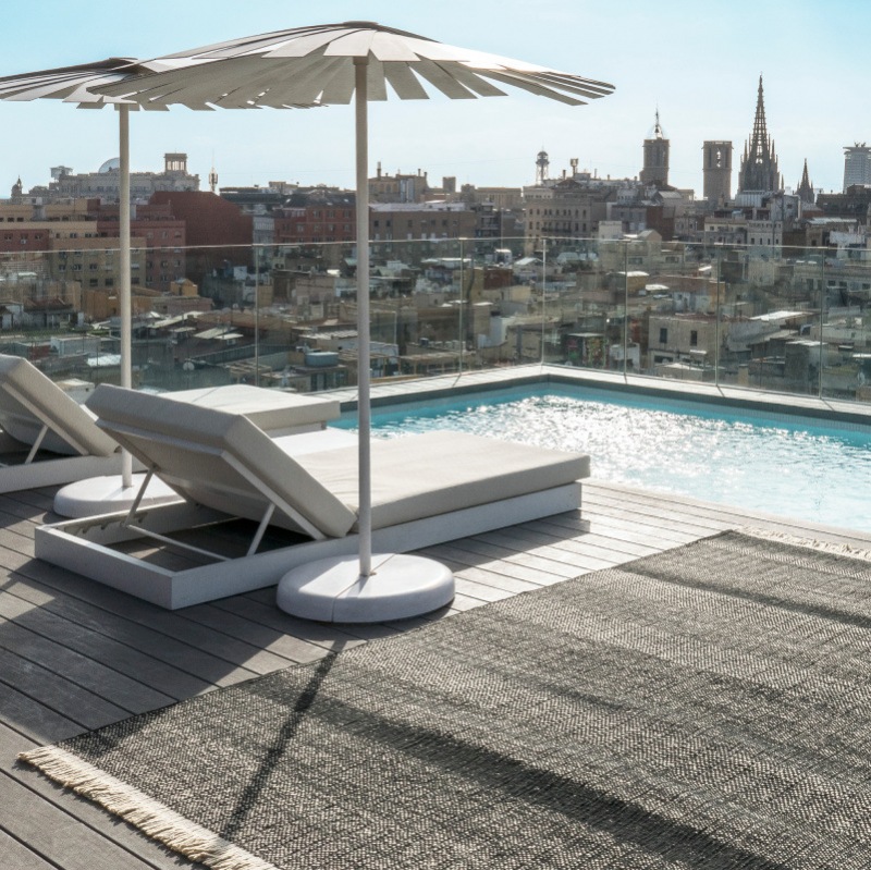 Nanimarquina TRES Textura Outdoor Black Teppich am Pool