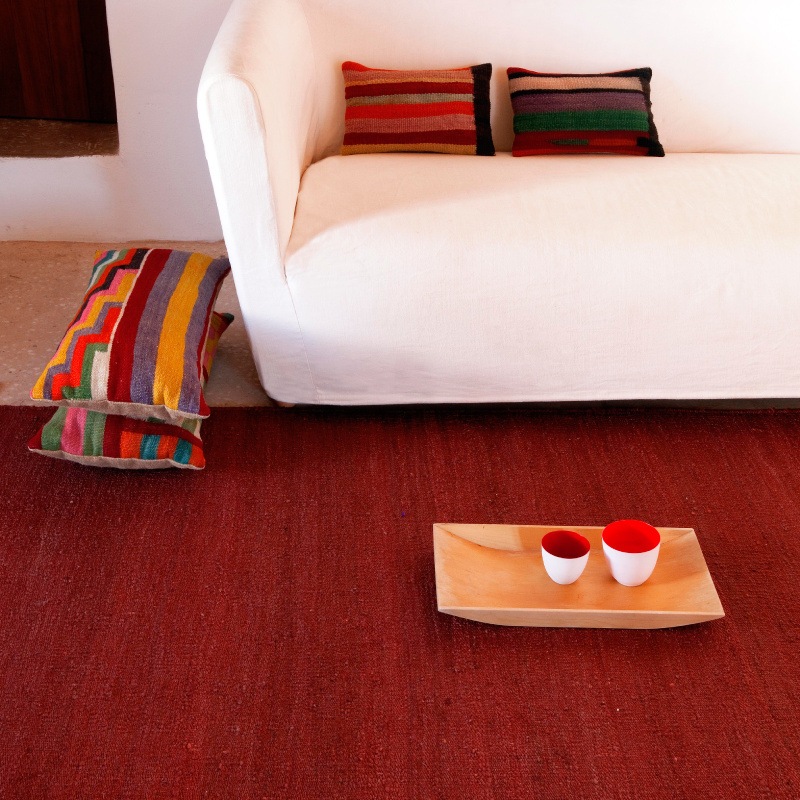 Nanimarquina VEGETAL Garnet Teppich mit Sofa