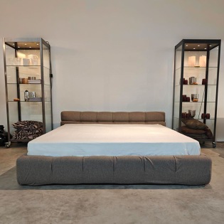 B&B Italia TUFTY-BED Polsterbett 200x200 cm, Bezug Serra Mink